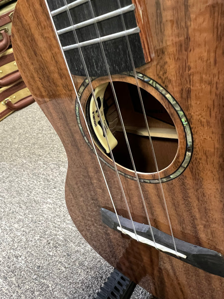 Makaio MKC-10E  Koa Electric Concert Ukulele w/Case