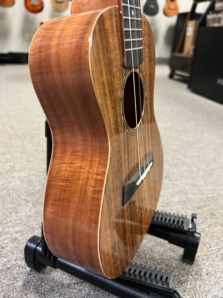 Makaio MKC-10E  Koa Electric Concert Ukulele w/Case
