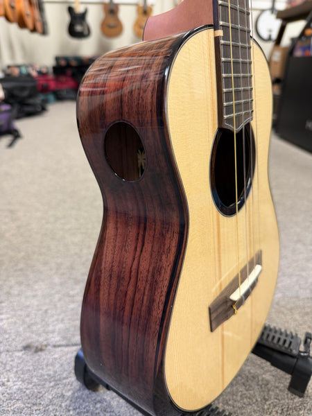 Oli L2-TSR Solid Spruce/Rosewood Tenor Ukulele w/Case