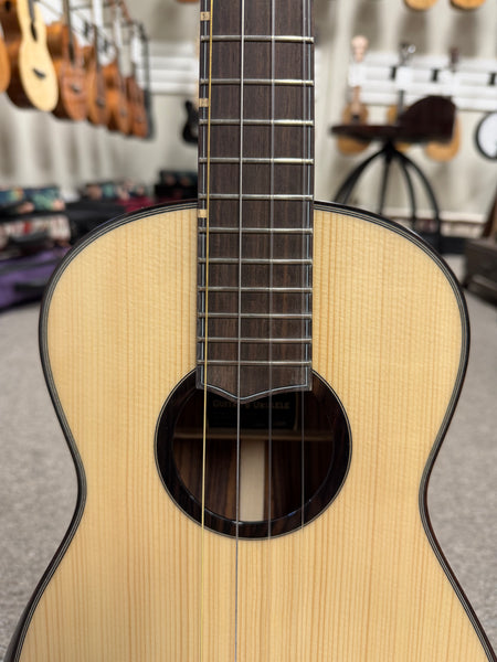 Oli L2-BSR Solid Spruce/Rosewood Baritone Ukulele w/Case