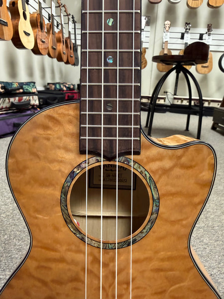 LANIKAI QM-NACET Quilted Maple Electric Tenor Ukulele w/Case - Natural