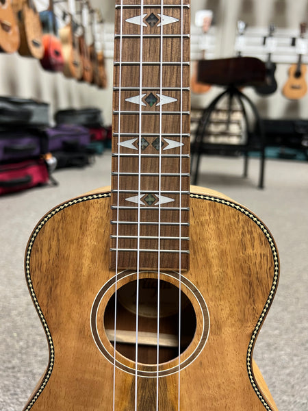 Flight DUC450 Mango Concert Ukulele w/Case