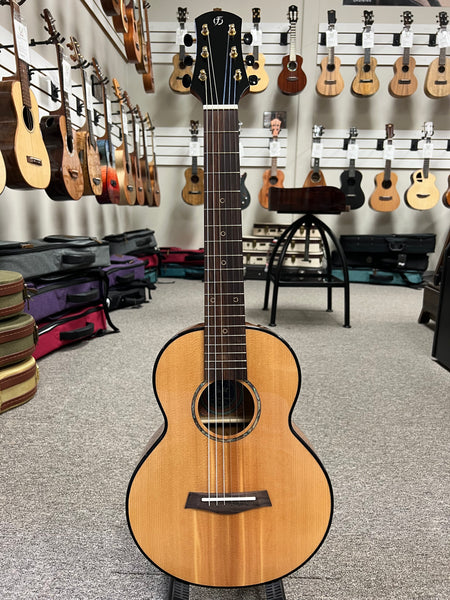 Flight GUT-850 Guitarlele w/Case - Solid Spruce/Acacia Guitalele