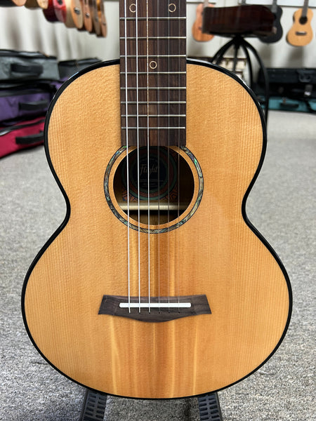 Flight GUT-850 Guitarlele w/Case - Solid Spruce/Acacia Guitalele