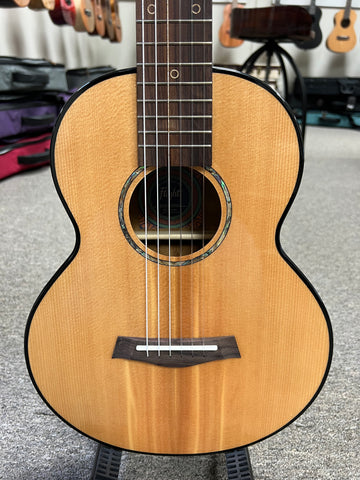 Flight GUT-850 Guitarlele w/Case - Solid Spruce/Acacia Guitalele