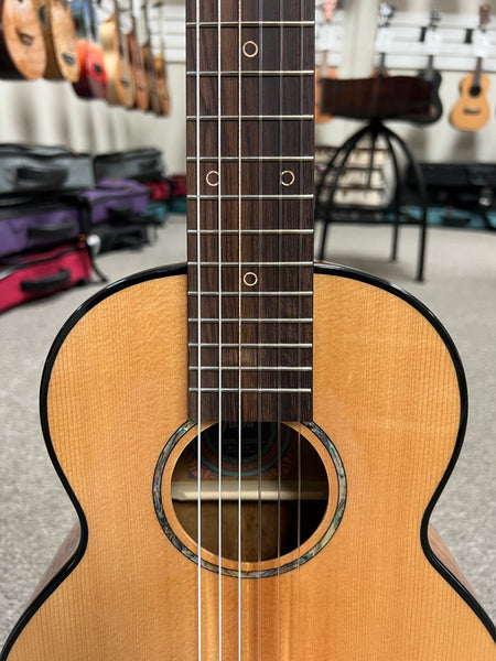 Flight GUT-850 Guitarlele w/Case - Solid Spruce/Acacia Guitalele