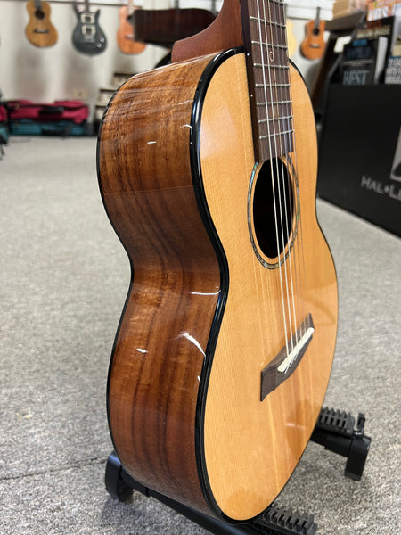 Flight GUT-850 Guitarlele w/Case - Solid Spruce/Acacia Guitalele