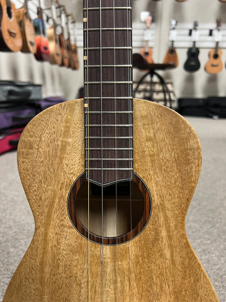 Oli L1-BMGS Solid Mango Baritone Satin Ukulele w/Case