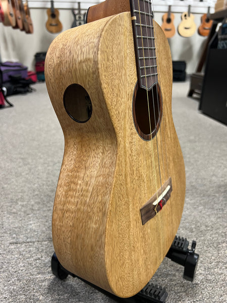 Oli L1-BMGS Solid Mango Baritone Satin Ukulele w/Case