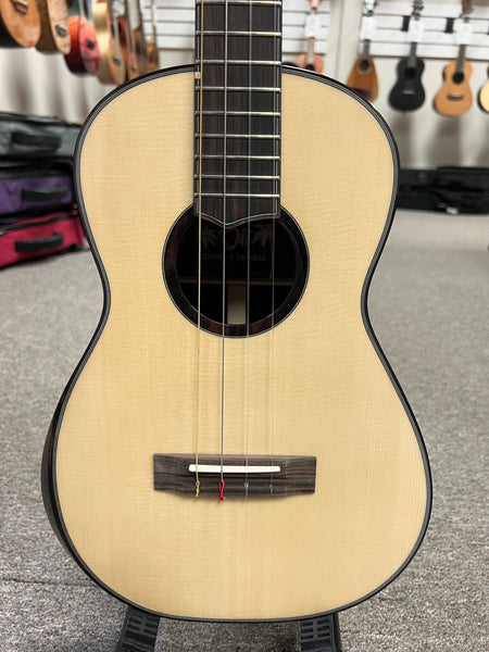 Oli L2-BSE Solid Spruce/Ebony Baritone Ukulele w/Case