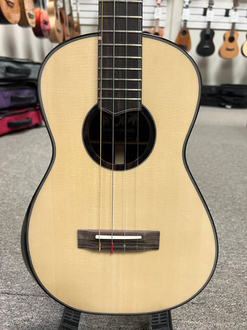 Oli L2-BSE Solid Spruce/Ebony Baritone Ukulele w/Case