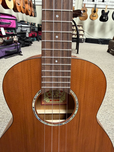 aNueNue Hawaiian Dream Series T4 Solid Cedar/Mahogany Tenor Ukulele w/Case