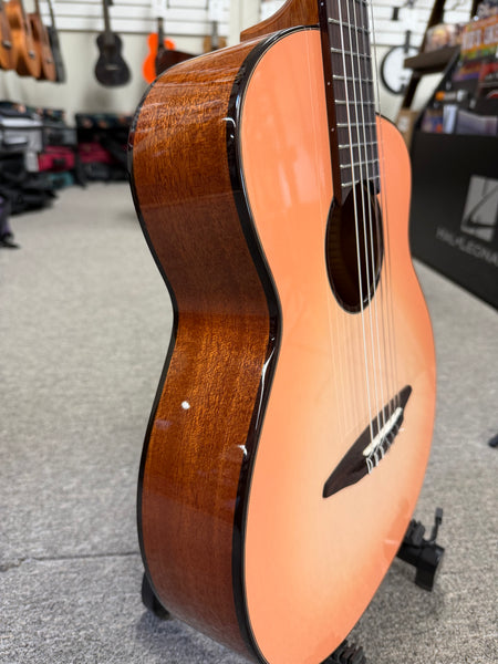 aNueNue Nino N520SP Solid Spruce/Mahogany 6 String Baritone Ukulele/Mini Guitar w/Case - Summer Pink