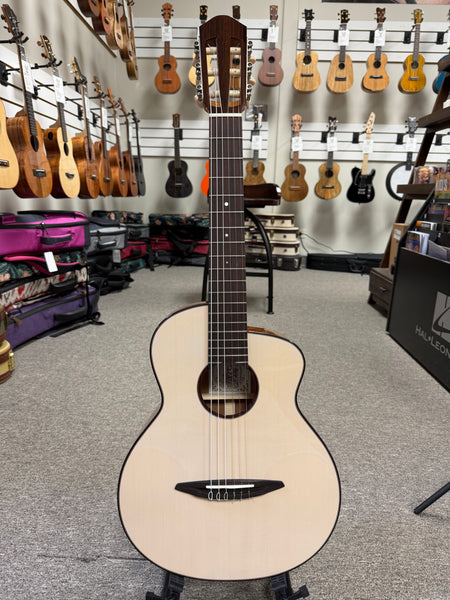 aNueNue Nino N520WW Solid Spruce/Mahogany 6 String Baritone Ukulele/Mini Guitar w/Case - Winter White