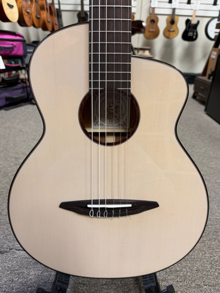 aNueNue Nino N520WW Solid Spruce/Mahogany 6 String Baritone Ukulele/Mini Guitar w/Case - Winter White