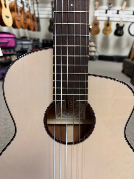 aNueNue Nino N520WW Solid Spruce/Mahogany 6 String Baritone Ukulele/Mini Guitar w/Case - Winter White