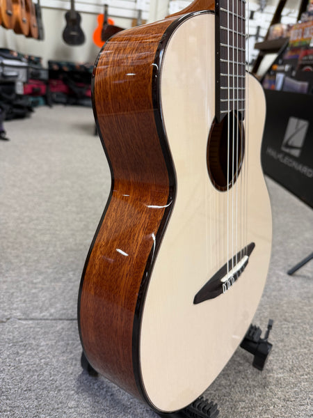 aNueNue Nino N520WW Solid Spruce/Mahogany 6 String Baritone Ukulele/Mini Guitar w/Case - Winter White