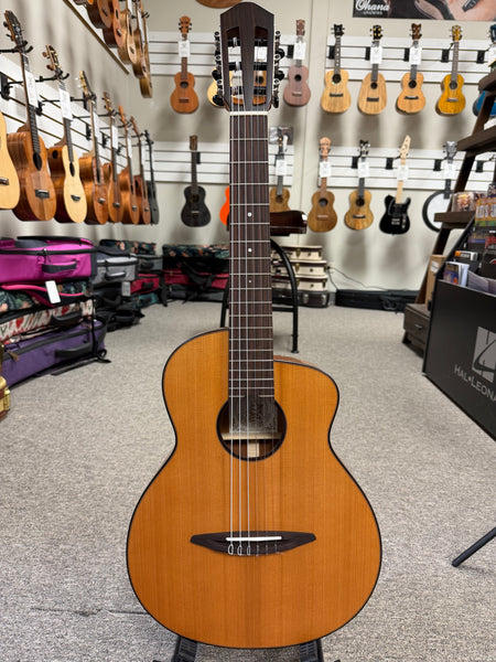 aNueNue Nino N520AC Solid Cedar/Mahogany 6 String Baritone Ukulele/Mini Guitar w/Case - Natural