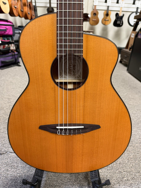 aNueNue Nino N520AC Solid Cedar/Mahogany 6 String Baritone Ukulele/Mini Guitar w/Case - Natural