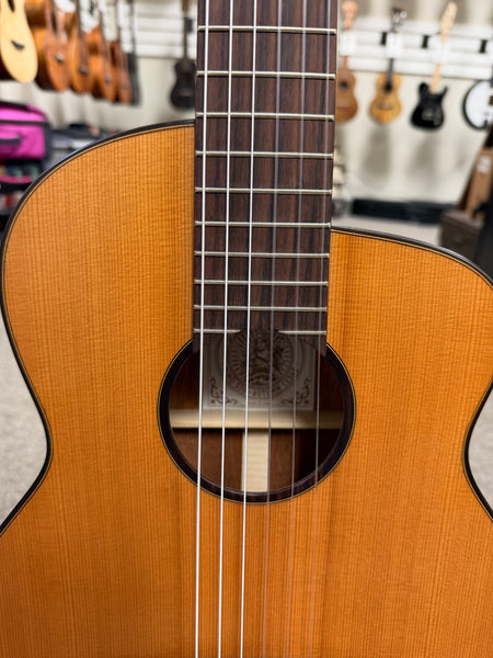 aNueNue Nino N520AC Solid Cedar/Mahogany 6 String Baritone Ukulele/Mini Guitar w/Case - Natural