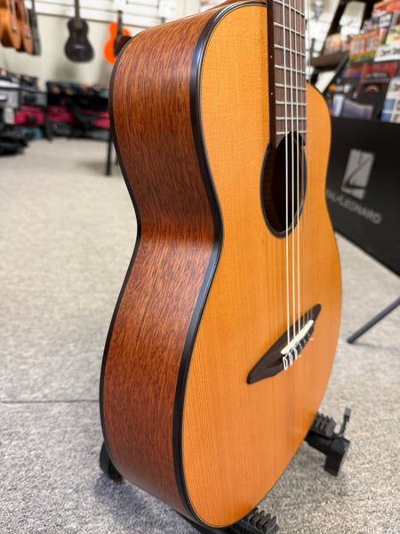 aNueNue Nino N520AC Solid Cedar/Mahogany 6 String Baritone Ukulele/Mini Guitar w/Case - Natural