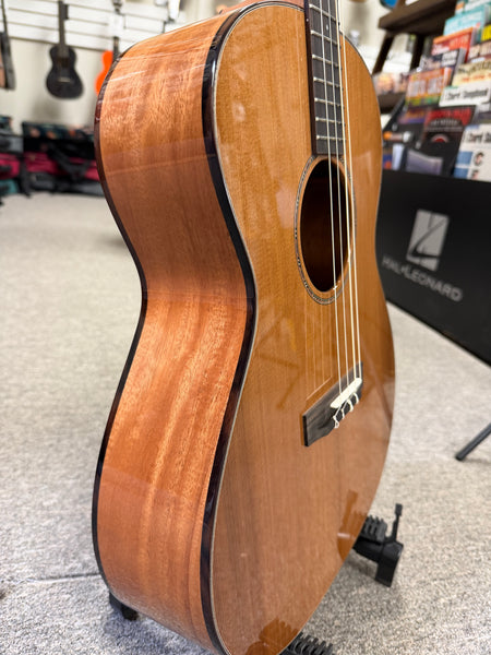 Pono BN4-2 Solid Cedar/Mahogany Large Body Baritone Nui Ukulele w/Case